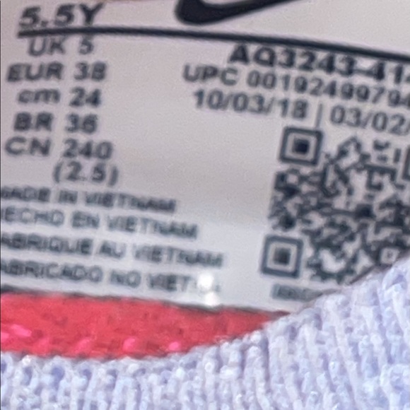 I am selling some Nike shoes for $35. - Picture 3 of 3